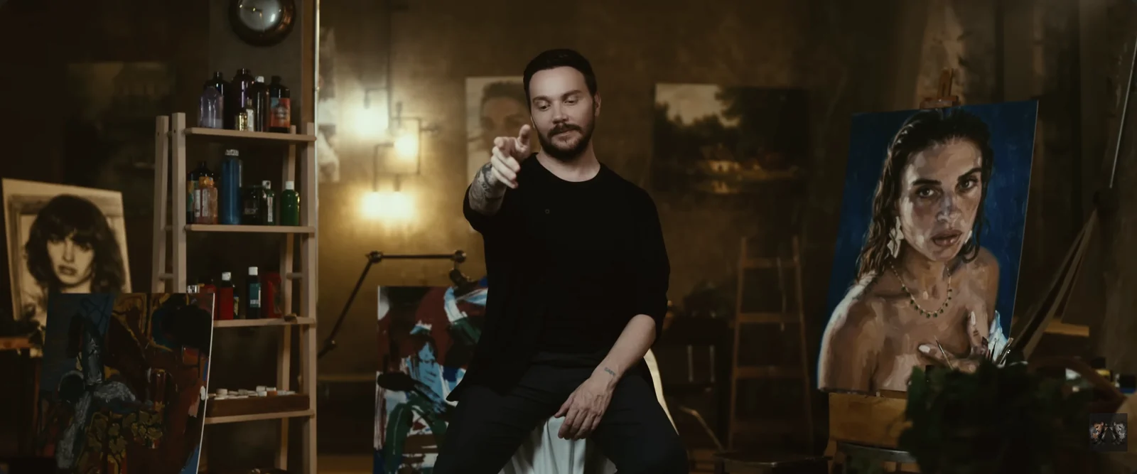 Sinan Akçıl — 1 Dk Daha Dur klibinden kare