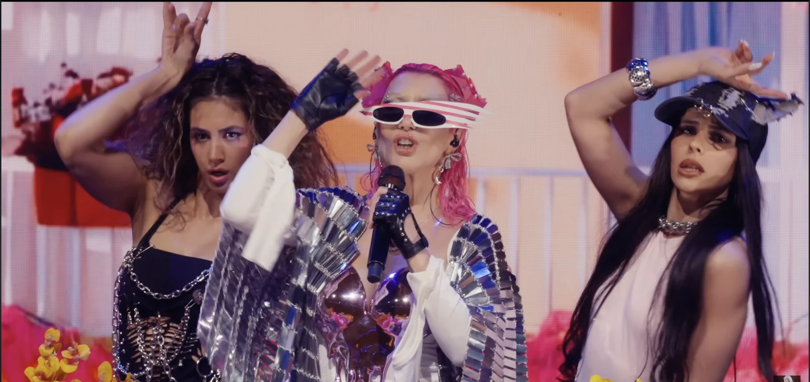 HANDE YENER — MAX klibinden bir kare